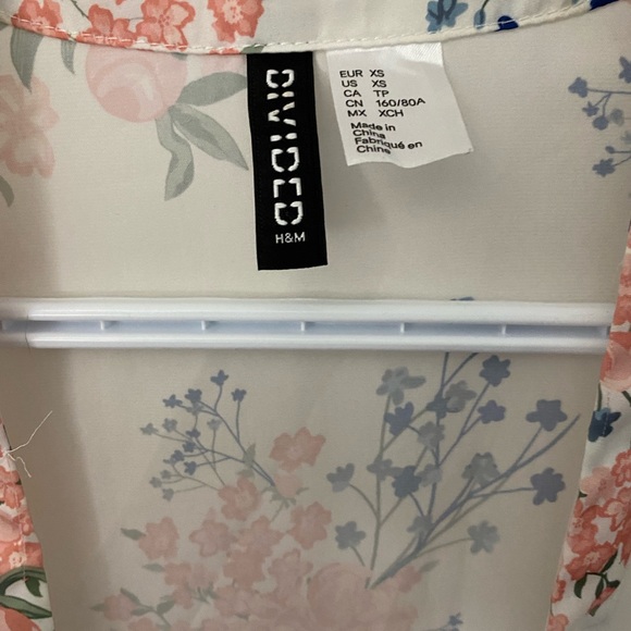 LIKE NEW H&M FLORAL KIMONO XS - Picture 2 of 2